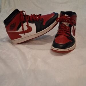 Pre-Loved Red, Black, and White High-Top Air JORDAN  1 Sneakers!